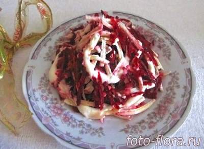 вкусный салат из свеклы с чесноком и сыром быстрого приготовле