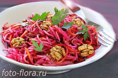 салат из моркови со свеклой яблоком и орехами