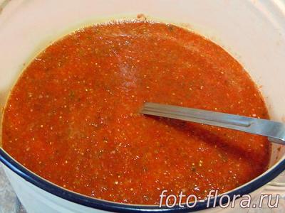домашняя аджика с яблоком и перцем и зеленью сваренная дома на зиму