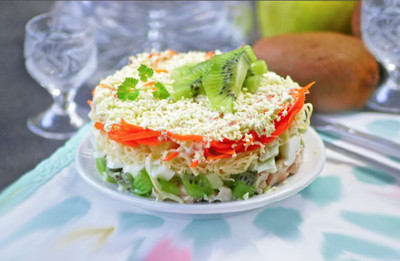 фото салата с киви курицей и корейской морковью слоями