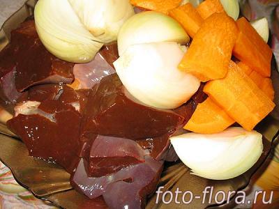 порезанные на кусочки печень и овощи для прокрутки в мясорубке