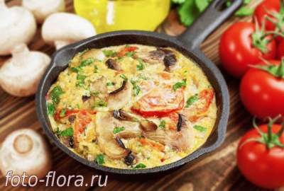 омлет из яиц с помидорами и грибами в сковороде