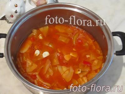 дольки кабачков на зимний салат приготовили в томатном соусе