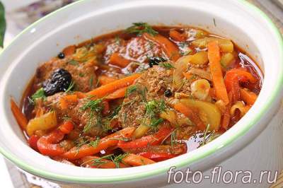 празднично приготовленная говядина с овощами