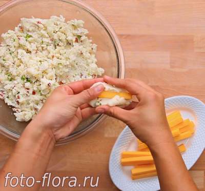изготовление палочек,укладываем внутрь лепешки из пюре сыр