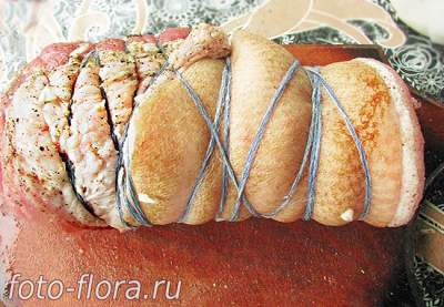 сворачиваем мясо в рулет, перетягиваем перед заворачиванием в фольгу