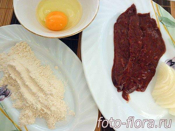 подготовка ингредиентов для приготоления отбивных из печени вкусно дома