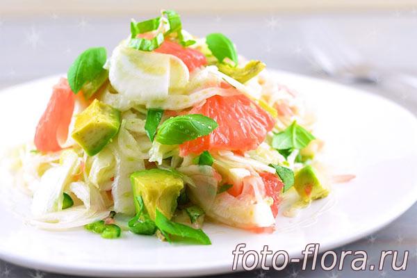 новый салат авокадо, фруктов с орехами под соусом